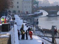 190208_PKW_in_Donau_Regensburg_3